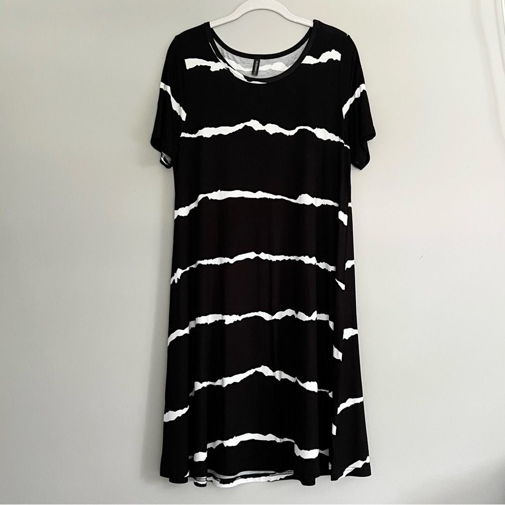 DUSDIMON Black and White Striped Scoop neck Tee Shirt Swing Dress